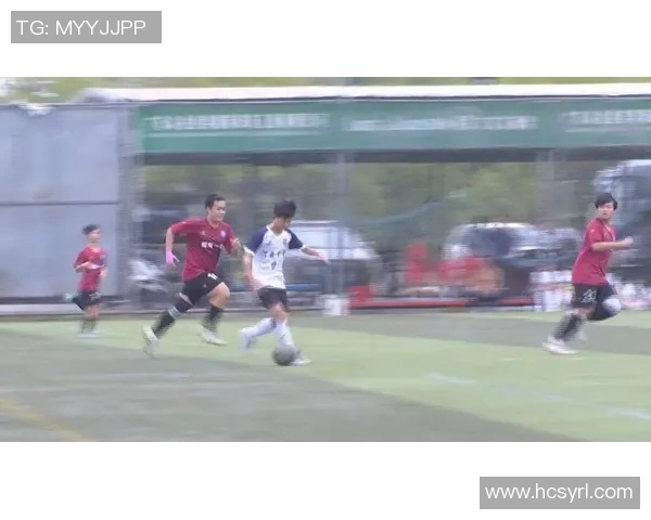 帅哥球星绿茵驰骋展现足球激情魅力与青春风采